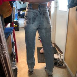 Säljer dessa Levis jeans i skitcoolt mönster. High waisted, straight leg, storlek 29/32
