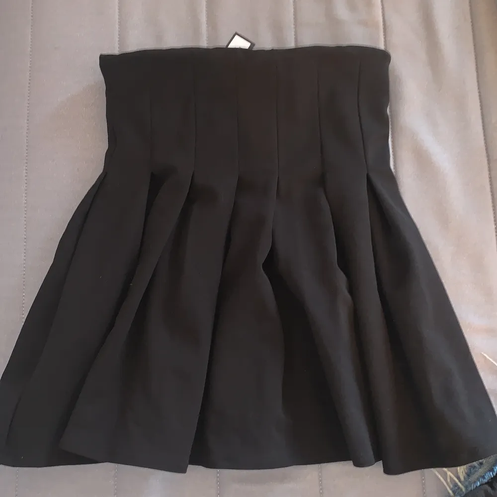 Säljer en min svarta kjol eftersom det inte är min stil längre, jätte fin att ha svarta genomskinliga tights under! . Kjolar.