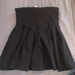 Säljer en min svarta kjol eftersom det inte är min stil längre, jätte fin att ha svarta genomskinliga tights under! 