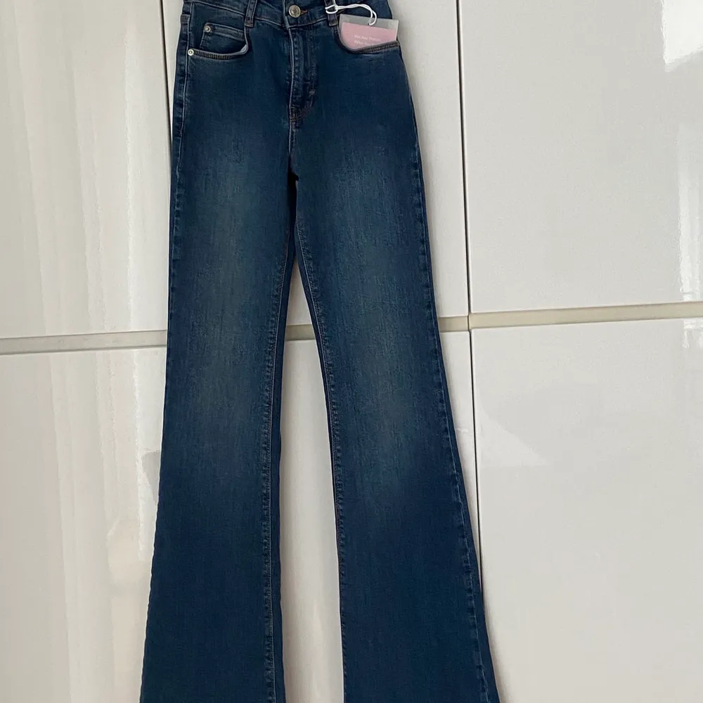 Ett par sköna, snygga budcats jeans från pull & bear, aldrig andvänt dessa eftersom att dem är för långa på mig och sitter lite tajt i midjan men jag älskar verkligen materialet! Längden skulle passat jättebra på personer som är över 160! Priset + frakt. Jeans & Byxor.