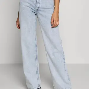 Säljer mina ljusblå yoko jeans från monki 