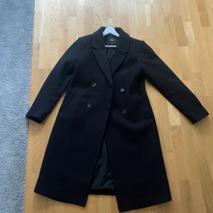 Svart kappa  - Säljer denna fina kappa som är perfket nu till hösten/vintern. Köpt förra året för 999kr, men tyvärr inte kommit till så mycket användning därför säljer jag den. Hör av er vid frågor 🥰 kan frakta om köparen står för kostnaden 🚚