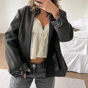 Kostym jacka!!  - Kostym i ett tjockare material så passar utmärkt som jacka. Grå färg, super snygg vintage stil och passar utmärkt till hösten! Storlek S-M oversized i modellen. 3 för 2 på allt🌸