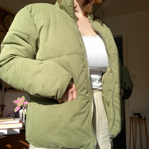 Olivgrön pufferjacka - Ascool pufferjacka från weekday! Köpt för ett tag sen men aldrig använt så mycket som jag hade velat! Perfekt nu till vintern. Frakt tillkommer :)