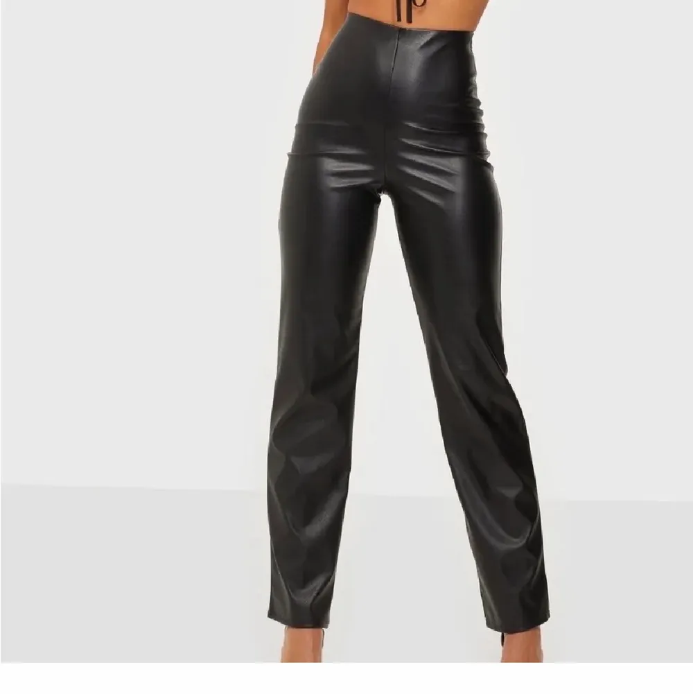 Säljer dessa byxor från Nelly, Bra skick , använda ca 3 gånger , rak modell, långa! . Jeans & Byxor.