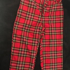 Rutiga byxor - Strorlek 32, från monki. Aldrig andvända pga de var för små😊 skriv privat för fler bilder.