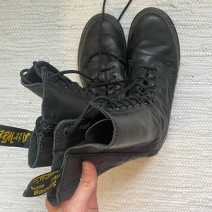 Dr Martens stl 40 - Dr Martens, dam, storlek 40. Använder inte dem längre så därför säljer jag dem. Kan träffas i Malmö, Trelleborg och i närheten. Kan också skickas via post! 