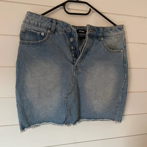 Jeanskjol - Snygg jeanskjol från Bikbok! Storlek S, inte använd mycket
