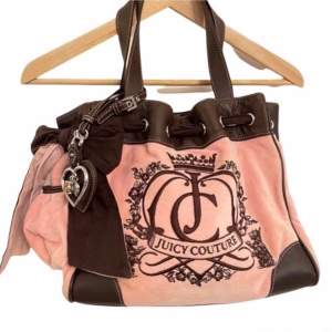 Letar efter en juicy couture väska, hör av er om ni har en!!!❤️