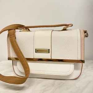 Axelremsväska  - Snygg axelremsväska från riverisland. 