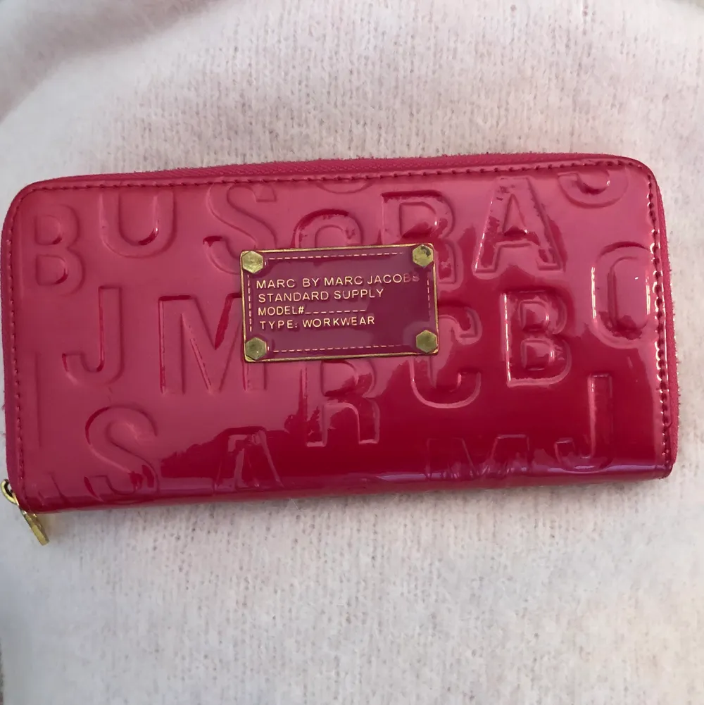 Jätte fin rosa Marc Jacobs plånbok. Den är i väldigt fint skick. Nypris: 1790 kr. Accessoarer.