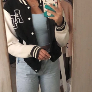 Art Disco jacka i storlek S/M  - Säljer en otroligt snygg jacka från Art Disco. Aldrig använt då den inte har kommit till användning. Har storle S i vanliga fall, skulle säga att den är i storleken S/M💕 Priset kan diskuteras 