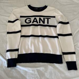 Jätte fin Gant tröja i nyskick, storlek S men passar som XS. Materialet är lite tjockare och super fin kvalitet. 
