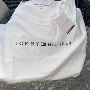 Tommy hilfiger tshirt - Helt ny med prislapp kvar! Aldrig hunnit lämna tillbaka och inte kommit till användning! 🤩