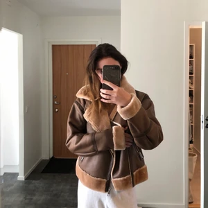 Brun mysig vinterjacka  - Jackan kommer från carlings och är använd 1 gång. Den är köpt för en månad sen. Jackan är hur skön som helst att ha på sig. Nypris 999kr. Mitt pris: 500kr. Köparen står för frakt. Jackan är i storlek S, men går lika bra som en M.