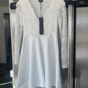 Studentklänning från Bubbleroom - En superfin studentklänning från Bubblerroom. Tyvärr kunde jag inte ha den då den är någon kort på mig (jag är 178 cm)