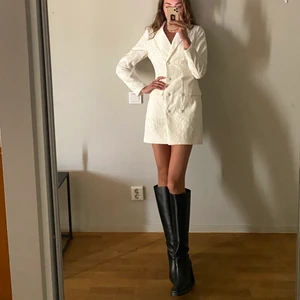 Broderad figursydd kavaj klänning - Denna söta och sexiga vita klänningen är magisk! Helt ny med tags, köpt på nakd för ca 600kr. Känns väldigt välsydd och dyr. Jag på bilden är 178cm. 