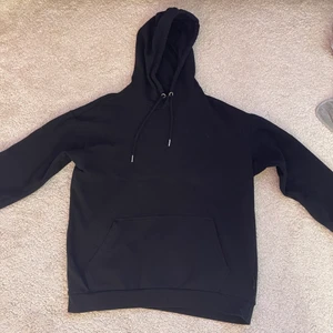 Hoodie svar - Säljer min oversized hoodie i sorlek M för 100kr. Passar både för tjejer och killar.