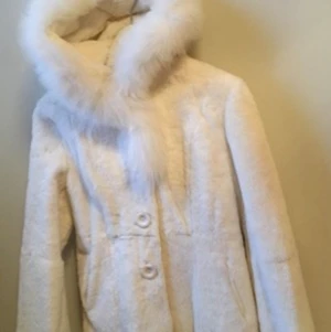 Vit pälsjacka  - Aldrig använd. Vit äkta pälsjacka. Strl: M. Perfekt till nyår eller ett vinter bröllop. Nypris: 2.700 sek. 