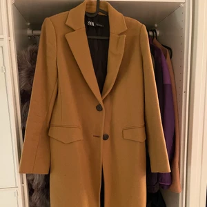 Kappa från zara - Brun kappa från zara i storlek 34, kappan har en bra passform och är som ny