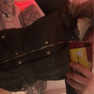 Vinter jacka HM - Säljer denna fett snygga vinter jacka, storlek 40 men jag har ganska bred överkropp så skapligt tajt på mig, en favvo jacka men tyvärr liten, köptes för 500 kr men säljer för 250 kr plus frakt för använd en vinter 💓  Skriv om ni funderar över något 🥰