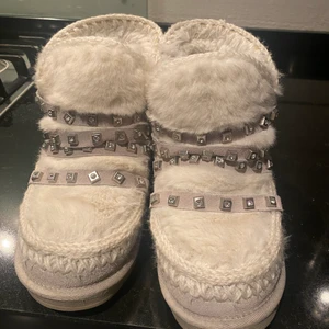 M&C skor  - Snygga m&c skor med äkta mocka och päls. Storlek 36 använda men i bra skick. Inköpta på two angels