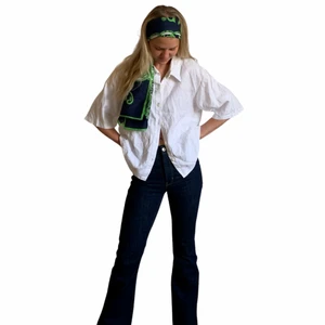 Linneskjorta  - Jättefin vit linneskjorta i väldigt bra skick. Modell är XS och är 174cm lång. Hör av dig om funderingar. 🌼