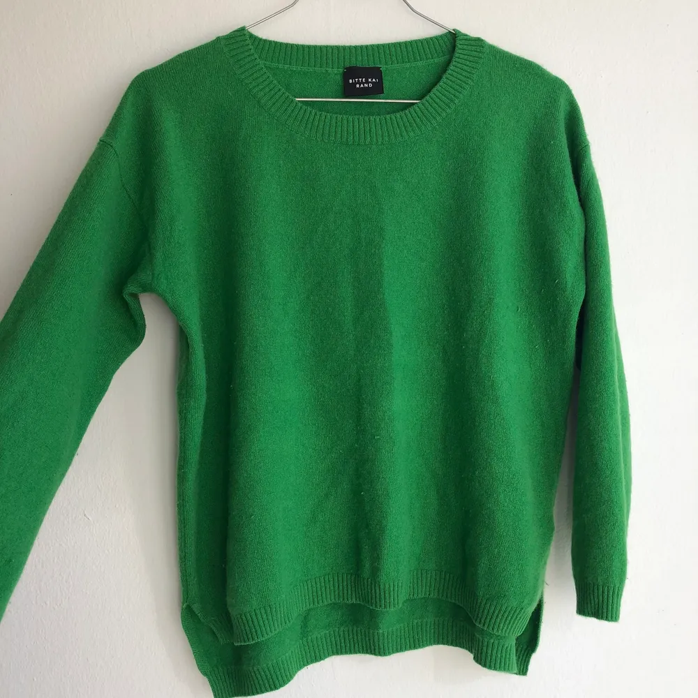 100% cashmere // Very vibrant green colour (brighter irl) // New price: 2000 DKK // Soft and warm // A bit longer in the back. Neuleet.