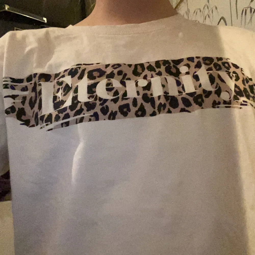 Beige t-shirt med leopard tryck. T-shirts.