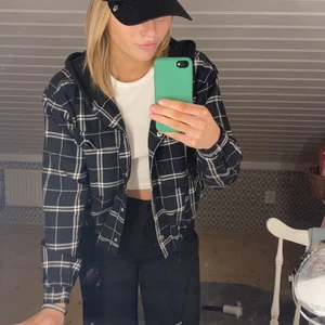 Cool tjocktröja - Säljer nu en av mina favorit tröjor då den inte används längre. Det är fickor på brösten med knapp. Snören både i luvan och ner till som går dra åt beroende på hur man vill den ska sitta. Storlek 32 som motsvarar XS, men passar mig hur bra som helst som har S. Köpt på HM för något år sen.