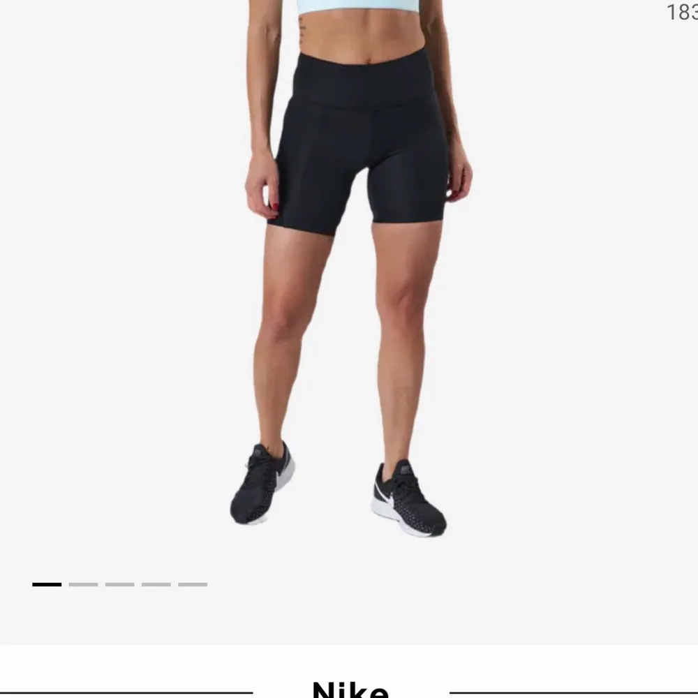 Ett par shorts jag lyckats växa ur innan jag ens hunnit använda. Storlek S men de har blivit för små i låren :( Skriv vid frågor 🤍. Shorts.