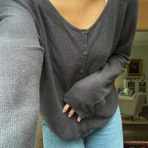 Söt kofta med spets i ryggen - Säljer denna söta kofta från Custommade i strl L, även om passformen mer är som M. Grå med spets i ryggen. Jättemysig och snygg att ha både till vardags och att klä upp på middagar. 🥰