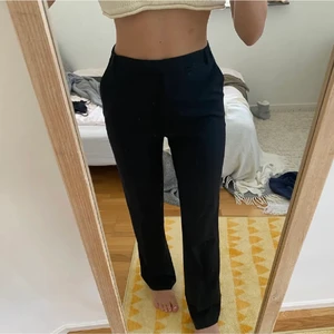 kostymbyxxor - svarta kostymbyxor från Asos tall kollektionen’ i superbra skick, dock insydda i midjan ca 2 cm!! skitlånga o ger en snygg passform. köpare står för frakt 💗💗