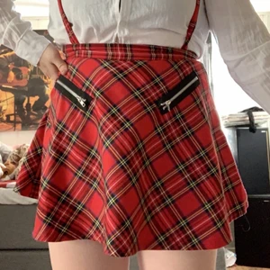 Hängselkjol - Skitsnygg kjol från shock, använd ett fåtal gånger! Storlek L men passar M då den är liten i storlek