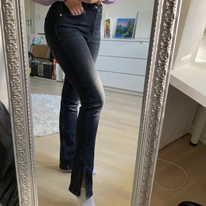 Jeans med slits - Ett par jeans från ZARA med slits nertill. Är 170 cm lång och de är lite för korta på mig. Sitter snyggt på kroppen. Använd 1 gång. 
