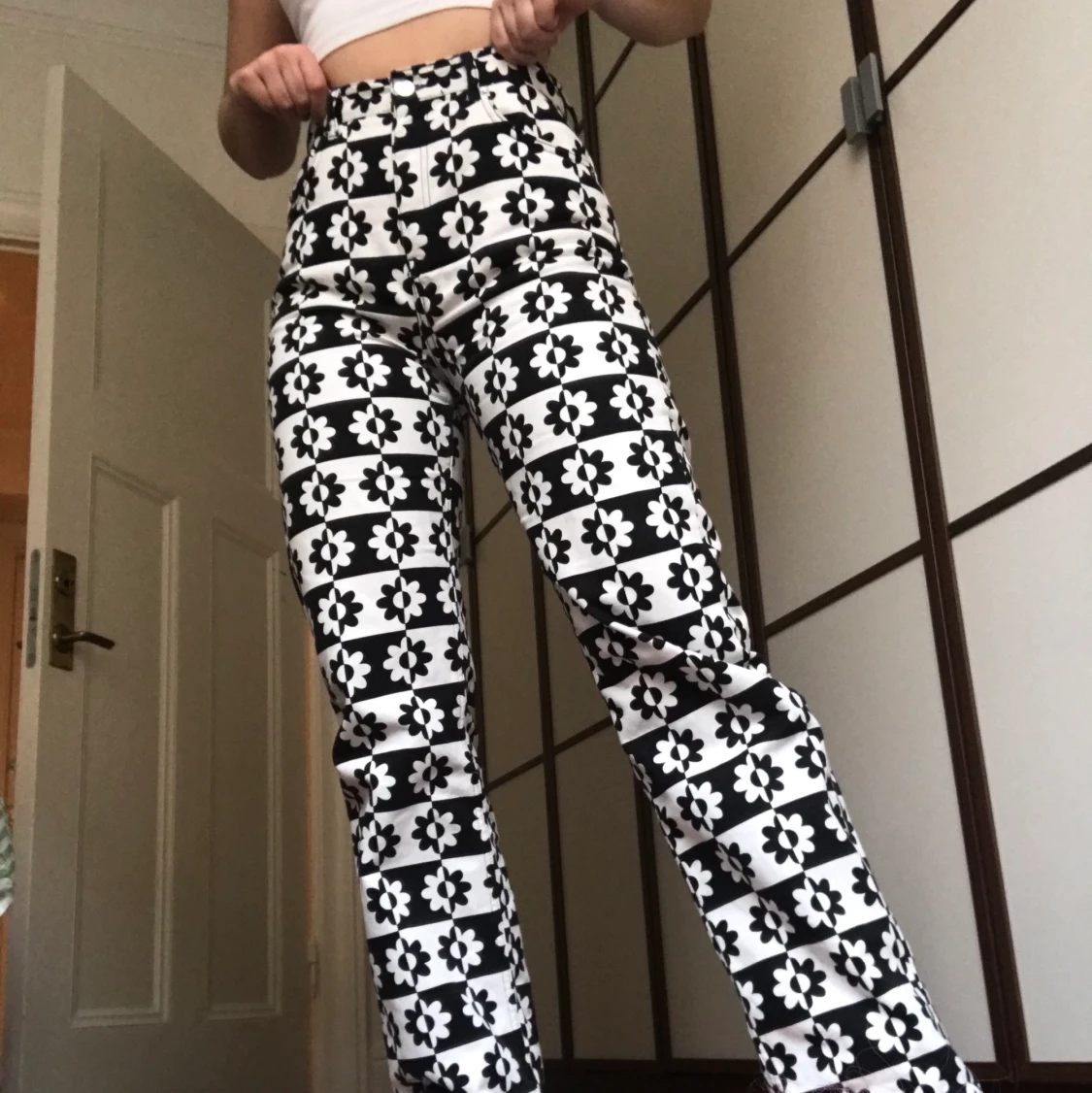 Pull & Bear byxor med blommor i strl 40 - 90