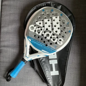 Padelrack - Säljer detta padelrack då de inte kommer till användning, endast använd 1 gång så det är i nyskick. Pris: 1700kr (köpt för 2995kr) hör av er vid intresse!☺️