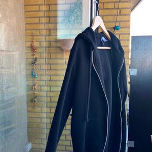 Comfy black hoodie from H&M, loose fit 🥰