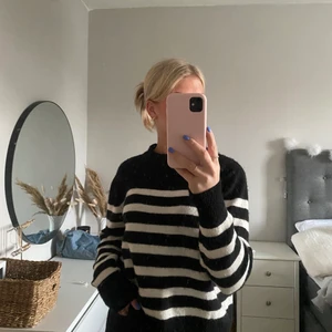 Randig tröja  - Lägger upp igen pga oseriösa köpare!! Säljer denna trendiga och populära stickade randiga tröja från hm, så mysig och perfekt till hösten🖤
