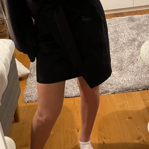 Svart kjol - Säljer min oanvända svarta kjol från nakd i kostymbyxa tyg. Köparen står för frakten💗