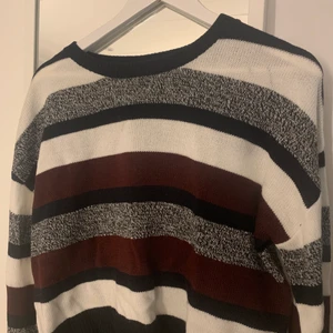 Stickad tröja  - Superfin randig stickad tröja från hm. Köparen står för frakten 