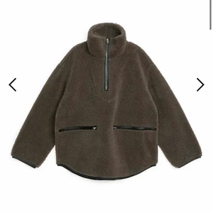 Pile/fleece jacka från Arket - Intressekoll! Pile/fleece jacka från Arket, strl M men passar mig som har S snyggt oversize💕 Endast använd några få gånger! Nypris 1350kr