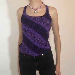 Linne djurmönster lila - så coolt linne !💜🖤🐆  lila och svart med olika djurmönster, så nice passform och jätteskönt stretchigt ribbat tyg<3 frakt tillkommer på 15 kr💕 (skickas i kuvert för att sänka kostnaden) kolla gärna in min sida med bl.a. halsband i bilden och liknande kläder❤️‍🔥❤️‍🔥❤️‍🔥