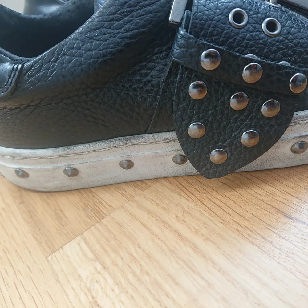 Brand:GENEVE Vintage processing with studs, colour:Black, Size 36 but a bit big, No box, Very good condition, . Skor.