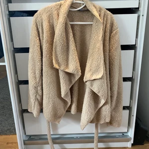 Mysig kofta - Mysig ”kofta” från shein som jag aldrig använt. 60kr + 62kr frakt! 🦋