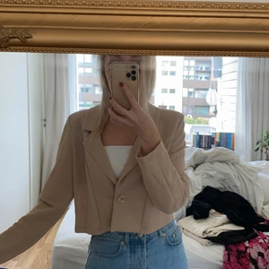 Croppad beige kavaj - Använd 1 gång