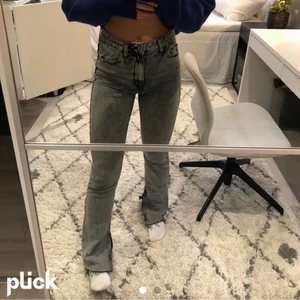 Gråa Zara jeans med slits - Super fina gråa Jens från zara med slits, super fina o säljes pga av att dom är lite för långa för mig💘 Strl 38 men dom är mer som en 36 a. Köpare står för eventuell frakt❤️  (första bilden är lånad) 