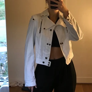 Vit denim jacka - Vintage vit tunn jacka. Jag har själv aldrig använt den, den är som ny! Jag har oftast storlek XS/S. Så den passar perfekt. Priset ej helt bestämt, hör av vid intresse! 💛