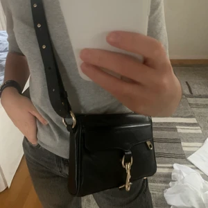 Rebecca Minkoff väska  - Så fin väska från Rebecca Minkoff! Svarta med guldiga detaljer och i bra skick! Ordinarie pris 2000kr💕