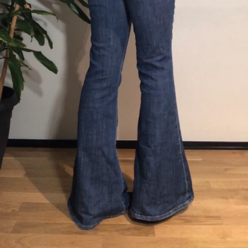 Bra skick lite urtvättade Midja:70cm innerbenslängd:80cm Normal midjehöjd 💕 frakt på 66kr. Jeans & Byxor.